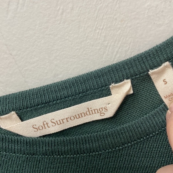 Soft Surroundings green sweater with gold back zipper size small - Picture 5 of 10
